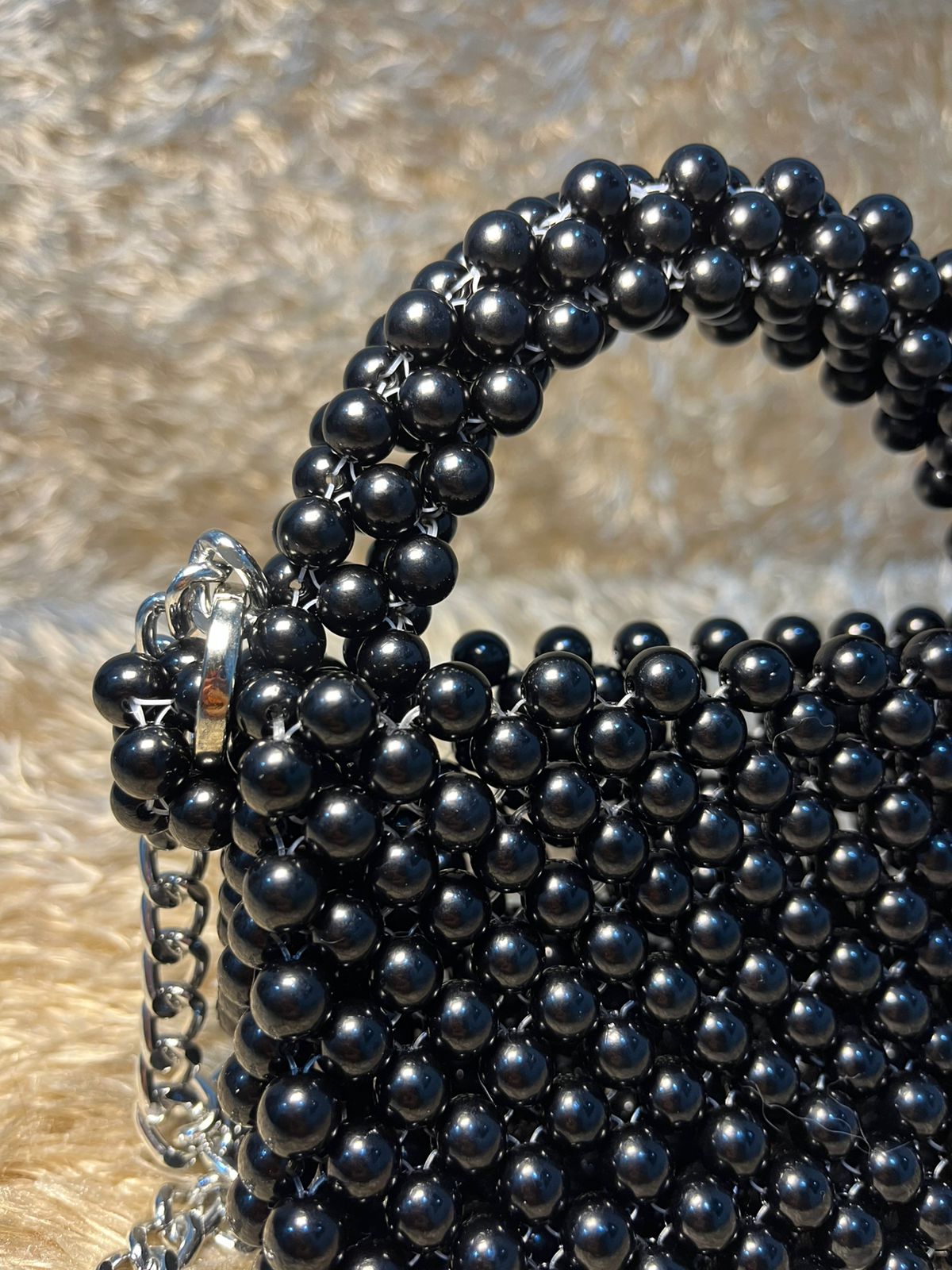 Bolso negro con cadena